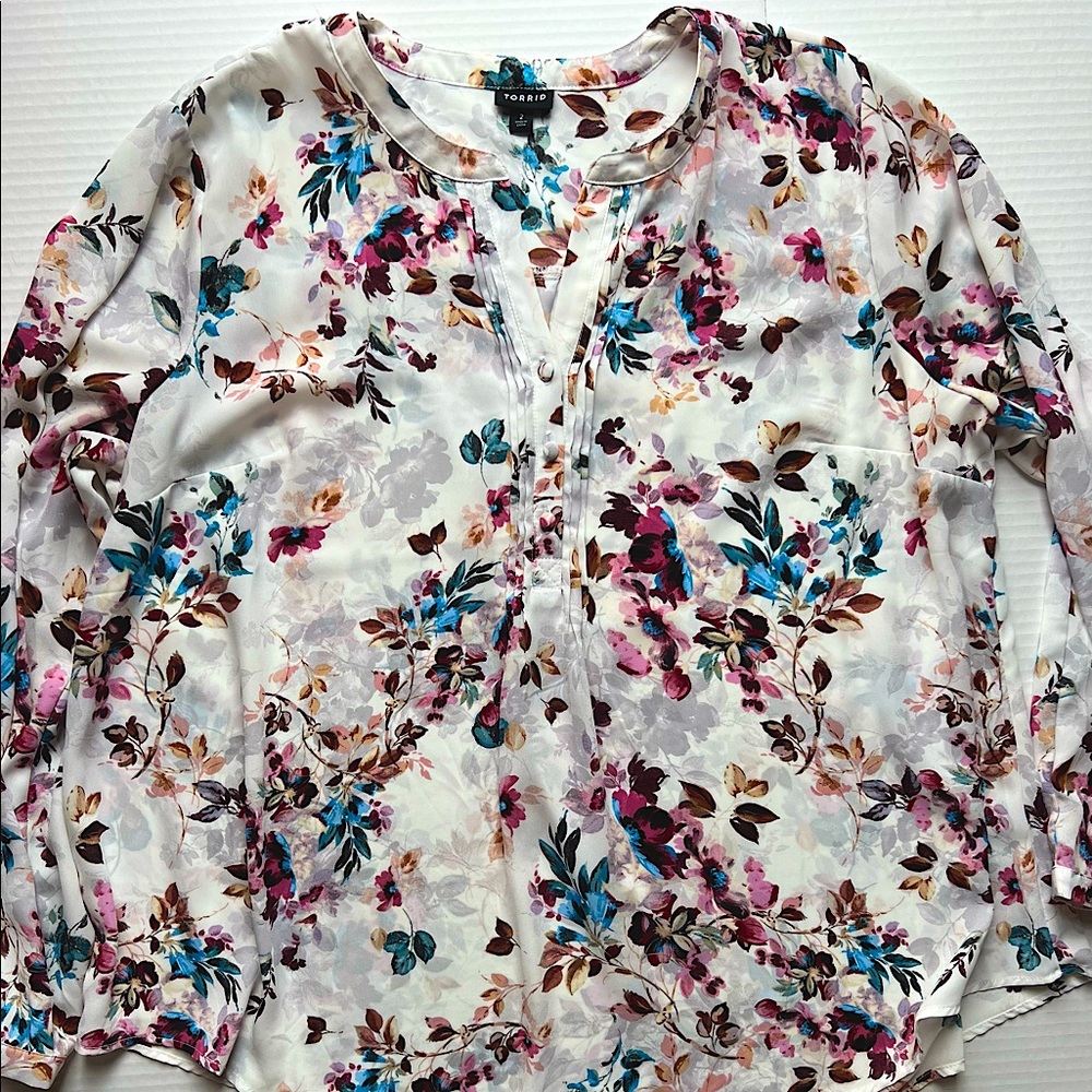Torrid, Size 2 (18-20), white with flowers, long sleeve, good condition